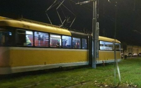 Un tramvai a lovit un stalp in Timisoara, in timpul unor teste, din cauza spatiului prea ingust dintre linie si stalp
