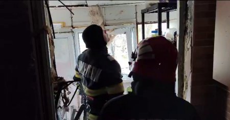 O femeie a ajuns la spital dupa ce o butelie a explodat intr-un bloc din orasul <span style='background:#EDF514'>GALATI VIDEO</span>