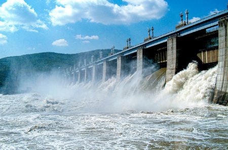 Hidroelectrica a cheltuit bani <span style='background:#EDF514'>AIUREA</span> cu paza, iluminatul, intretinerea investitiilor lasate balta
