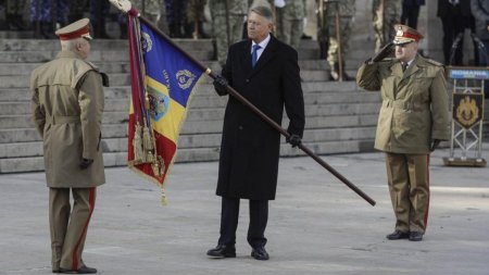 Noul sef al Statului-Major al Apararii a fost investit. Klaus Iohannis a inmanat drapelul de lupta generalului Gheorghita Vlad