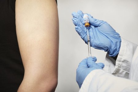 Femeile intre 19 si 45 de ani pot cumpara vaccinul HPV redus cu 50%, anunta ministrul Sanatatii