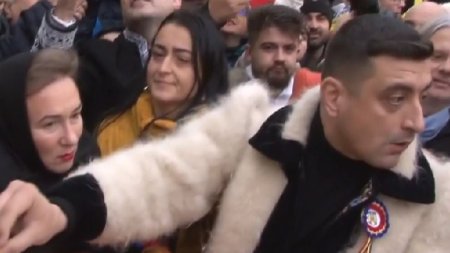 Faceti loc, ca vine la paine! | George Simion, liderul AUR, a ajuns in gara Alba Iulia, unde a fost primit cu paine si sare si s-a inchinat cu gura plina