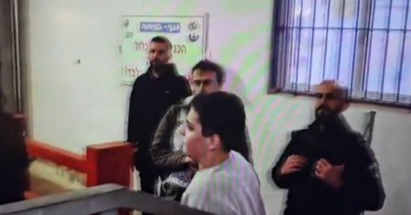 Palestinienii eli<span style='background:#EDF514'>BERA</span>ti din inchisorile israeliene acuza ca au fost abuzati, loviti si amenintati. Unii reclama ca gardienii ar fi urinat pe ei in celule VIDEO