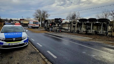 Accident la <span style='background:#EDF514'>GIURGIU</span>. Un camion cu balast s-a rasturnat. Soferul este ranit
