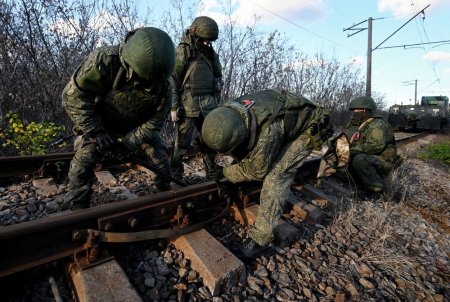 Un grup de <span style='background:#EDF514'>SABO</span>tori ucraineni a aruncat in aer principala legatura feroviara dintre Rusia si China