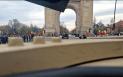 Parada de Ziua Nationala, vazuta dintr-un blindat al Armatei Romane. Momentul trecerii pe sub Arcul de Triumf VIDEO