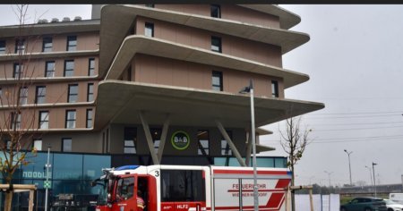 Accident tragic in timpul unei excursii cu scoala in Austria: Un <span style='background:#EDF514'>ELEV</span> roman de 12 ani a fost gasit mort in fata hotelului in care era cazat