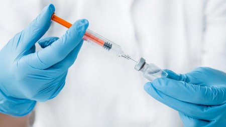 <span style='background:#EDF514'>PERSOANELE</span> cu boli cronice vor beneficia de vaccinare gratuita