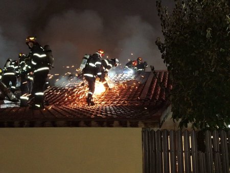 Incendiu in Sectorul 5 din Bucuresti. Patru case au fost cuprinse de flacari, doua persoane au suferit <span style='background:#EDF514'>ATAC DE PANICA</span>