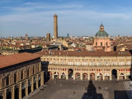 Turnul inclinat din Bologna, izolat din cauza temerilor ca s-ar putea prabusi