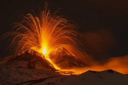 Eruptia <span style='background:#EDF514'>VULCANULUI</span> Etna lumineaza cerul noptii