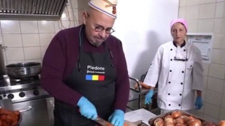 Cristian Piedone a gatit, de 1 Decembrie, pentru 120 de varstnici dintr-un centru social: Sa ne traiesti, Romania! Doamne ajuta la toata lumea!