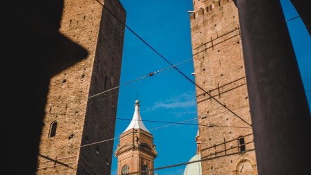 Turnul inclinat din Bologna, izolat din cauza temerilor ca s-ar putea prabusi