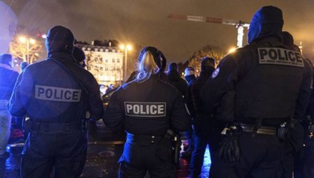 Atac terorist in Paris. Atacatorul a strigat Allah akbar si a atacat trecatori in centrul Parisului, in apropiere de <span style='background:#EDF514'>TURNUL EIFFEL</span>