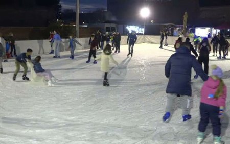 Foarte frumos, mai venim. Iubitorii sporturilor de iarna s-au distrat in oras, pe patine. Nu au lipsit nici <span style='background:#EDF514'>CAZATURI</span>le