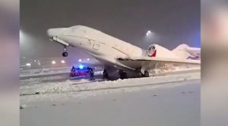 Momentul in care un avion privat incearca sa decoleze, in toiul ninsorii de la München: Din fericire, nimeni nu a fost ranit