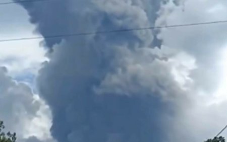 Eruptie a <span style='background:#EDF514'>VULCANULUI</span> Marapi, Indonezia. Coloana de cenusa a ajuns pana la trei kilometri altitudine