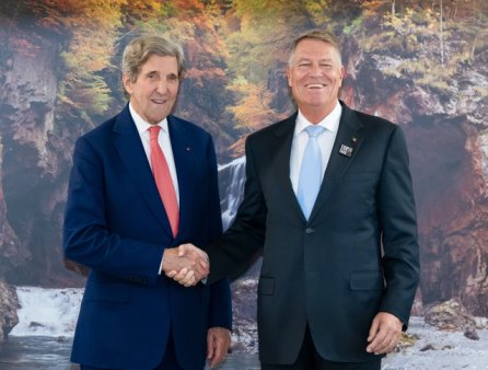Ioh<span style='background:#EDF514'>ANNI</span>s a avut o intrevedere cu reprezentantul special al presedintelui SUA pentru Clima, John Kerry