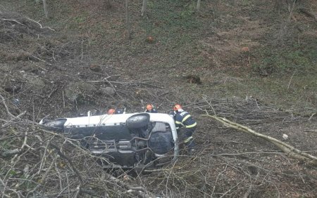 Acci<span style='background:#EDF514'>DENT</span> pe Valea Oltului. O masina in care se aflau patru persoane a cazut intr-o prapastie