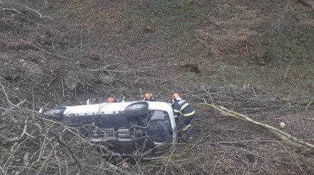 Patru oameni au cazut cu masina in <span style='background:#EDF514'>PRAPASTIE</span>, pe Valea Oltului, dupa ce soferul a lovit un cap de pod. VIDEO