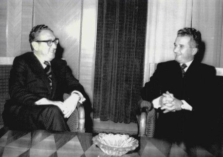 Ce a discutat Nicolae Ceausescu cu Henry Kis<span style='background:#EDF514'>SINGER</span> in 1974, la Bucuresti