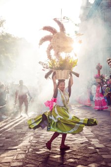Business Magazin. Cum jongleaza Mexicul, tara contrastelor, intre jungla si lux?
