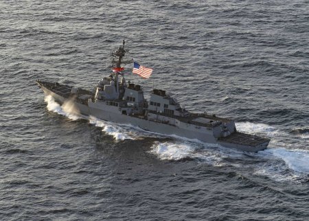 O nava de razboi <span style='background:#EDF514'>AMERICA</span>na si mai multe nave comerciale au fost atacate in Marea Rosie, anunta Pentagonul