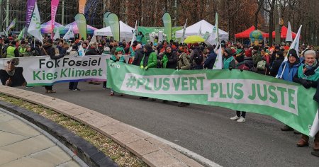 Circa 20.000 de persoane au <span style='background:#EDF514'>MARSA</span>luit la Bruxelles pentru a cere masuri impotriva schimbarilor climatice VIDEO