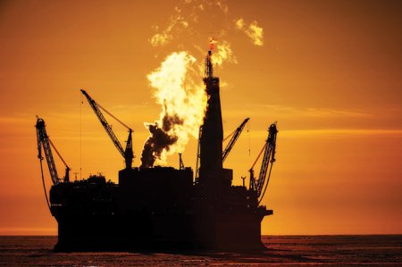 La opt ani de la acordul istoric de la Paris, in care statele lumii s-au angajat sa lupte contra schimbarilor climatice, industria petrolului este mai mare ca niciodata. Chiar si liderii guvernamentali care sustin actiunile impotriva schimbarilor climatice spun ca deocamdata este imposibil de renuntat la combustibilii fosili