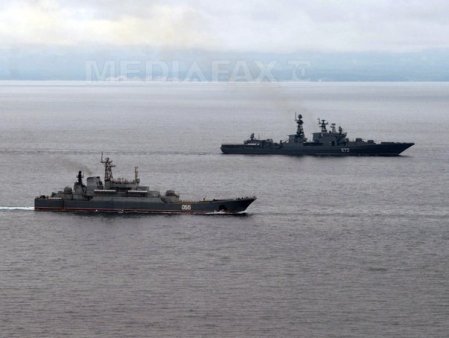 O nava de razboi <span style='background:#EDF514'>AMERICA</span>na si mai multe nave comerciale au fost atacate duminica in Marea Rosie