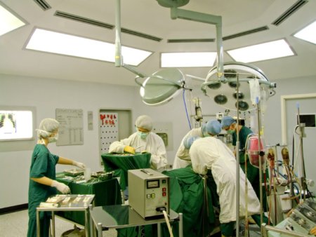 Tanara de 18 ani din Suceava, salvata miraculos de neurochirurgii ieseni