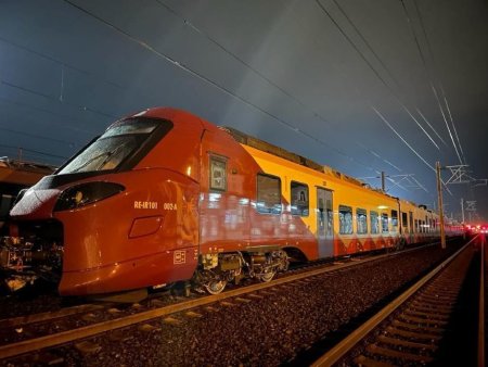 Primul tren electric cumparat d<span style='background:#EDF514'>E ROMANIA</span> a ajuns in Gara de Nord – VIDEO
