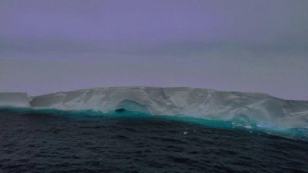 Cel mai mare aisberg din lume a parasit Antarctica si pluteste in deriva