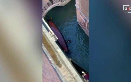 Mai multi turisti care se plimbau cu gondola in Venetia s-au rasturnat in apa. Politia ancheteaza incidentul