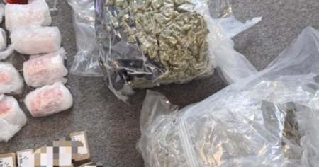 Suceava: O geanta plina cu droguri descoperita de niste copii intr-o sura duce la prinderea unei retele de traficanti VIDEO