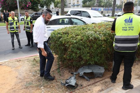 VIDEO Momentul in care resturile unei rachete se prabusesc milimetric de doi barbati, in Tel Aviv