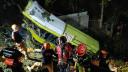 Curba <span style='background:#EDF514'>UCIGASA</span>: Cel putin 16 persoane au murit dupa ce un autobuz a cazut intr-o rapa