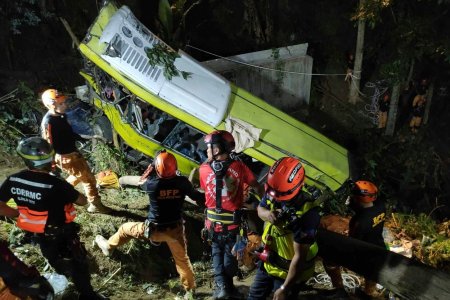 Cel putin 16 persoane au murit in Filipine, dupa ce un autobuz a ramas fara frane si s-a prabusit intr-o <span style='background:#EDF514'>PRAPASTIE</span>