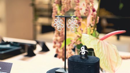 EXCLUSIV ZF. Interviu cu oficialii Lalique, brand-simbol pentru luxul frantuzesc. Lumea asociaza brandul mai ales cu piesele din cristal, dar Lalique are un portofoliu ce cuprinde si mobilier, bijuterii, parfumuri sau hoteluri. Aceasta diversificare ne ajuta sa ajungem la segmente diferite de public"