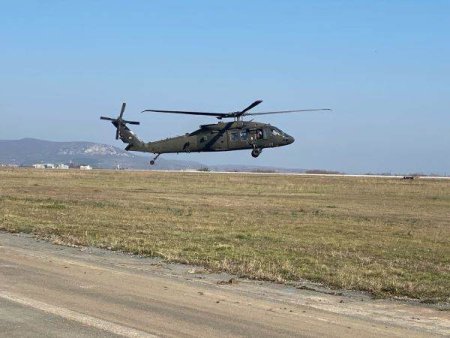 Al cincilea elicopter Black <span style='background:#EDF514'>HAWK</span> destinat interventiilor in situatii de urgenta a ajuns la baza IGAv