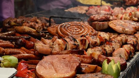 Romanii cumpara carne de porc cat sa-si faca <span style='background:#EDF514'>POFTELE</span>. Puiul, varianta economica