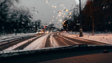 Avertizare Infotrafic! Se circula in conditii de lapovita si ninsoare pe pricipalele sosele din Romania