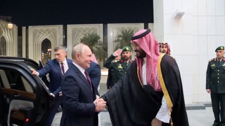 Turneul din Orientul Mijlociu, un succes pentru Vladimir Putin. Planul pus la cale alaturi de printul saudit Mohammed bin Salman pentru a creste <span style='background:#EDF514'>PRETUL PETROLULUI</span>
