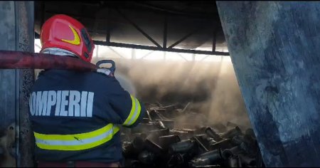 Un incendiu a distrus o hala din judetul Galati. Focul a izbucnit din cauza <span style='background:#EDF514'>JARU</span>lui cazut din soba VIDEO