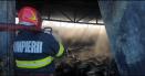 Un incendiu a distrus o hala din judetul Galati. Focul a izbucnit din cauza jarului cazut din <span style='background:#EDF514'>SOBA</span> VIDEO