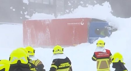 Interventie bizara pentru pompierii din Hamburg: au fost chemati sa curete masinile de spuma folosita la stins incendiile. Nu ei o aruncasera