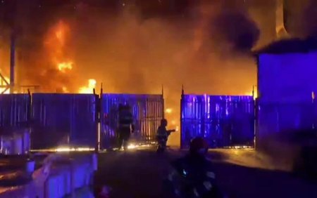 Incendiu langa un mall din Cluj-Napoca. Toti clientii au fost evacuati, dupa ce <span style='background:#EDF514'>AU LUAT FOC</span> materiale depozitate in curte