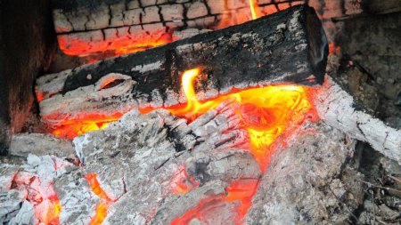 Tragedie in Dorohoi: O femeie a fost gasita moarta intr-o casa cuprinsa de flacari. Incendiul a fost provocat de <span style='background:#EDF514'>JARU</span>l din soba
