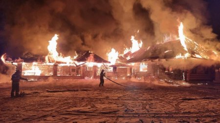 Incendiu violent la o cabana din Manastirea <span style='background:#EDF514'>HUMORULUI</span>