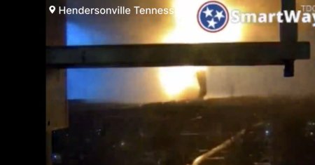 VIDEO. Momentul inspaimantator in care o <span style='background:#EDF514'>TORNADA</span> loveste statul Tennessee. Cel putin 6 morti si pagube catastrofale